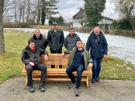 Nirrerschäuser Dreschflejel übergeben offiziell vier neue Holzbänke auf dem Friedhof Niedershausen an Bürgermeister Dr. Frank Schmidt